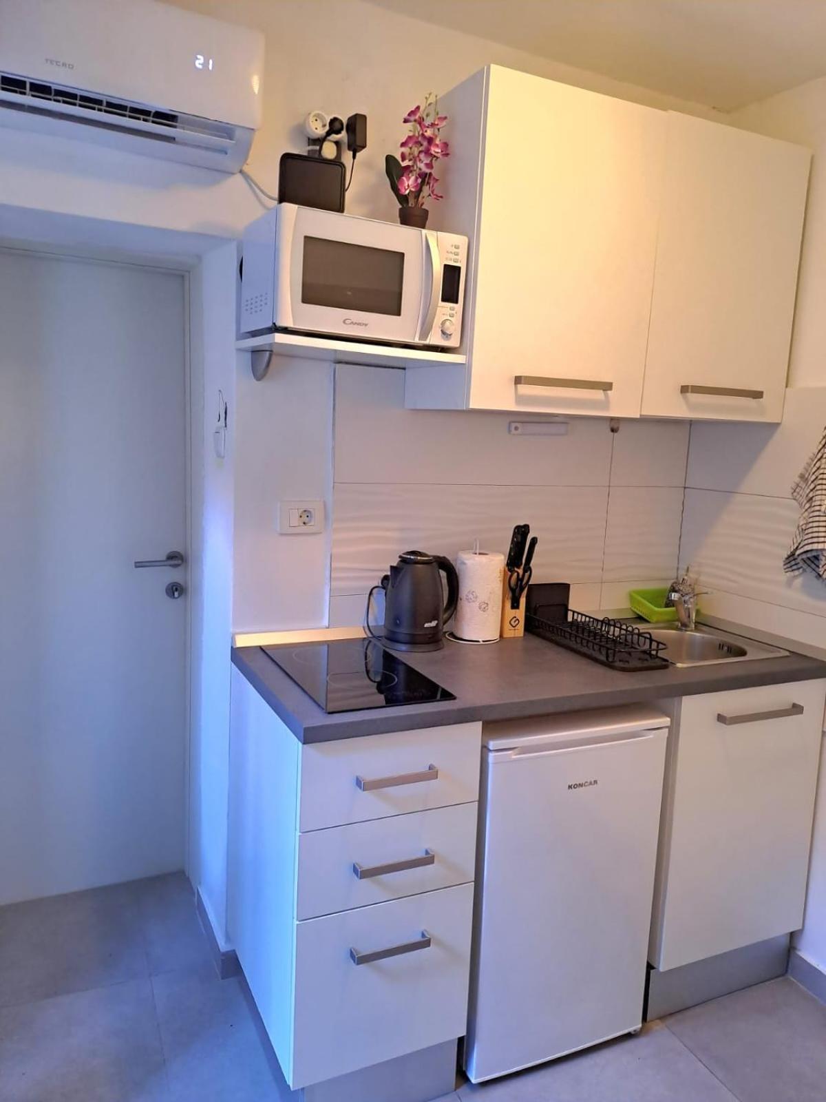 Studio Apartment Lola Каштела Екстер'єр фото