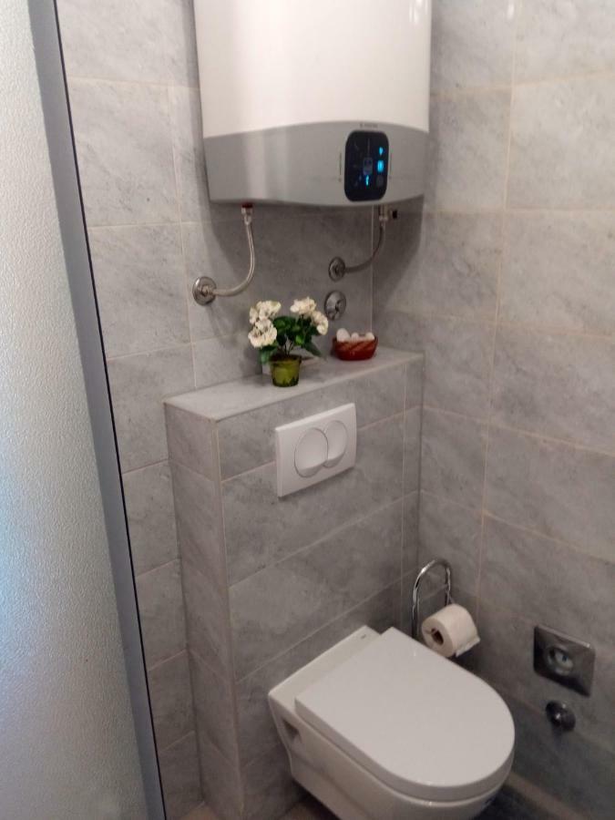 Studio Apartment Lola Каштела Екстер'єр фото